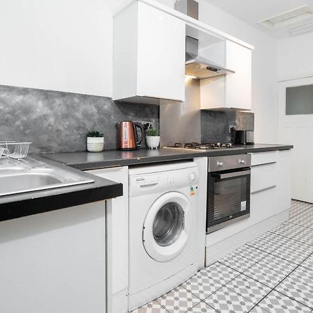 5 Bedroom House - 11 Guests - Garden - Wifi - Smart Tv - Top Rated - Large Driveway 4 Multiple Vehicles - Perfect For Contractors Birmingham Eksteriør billede