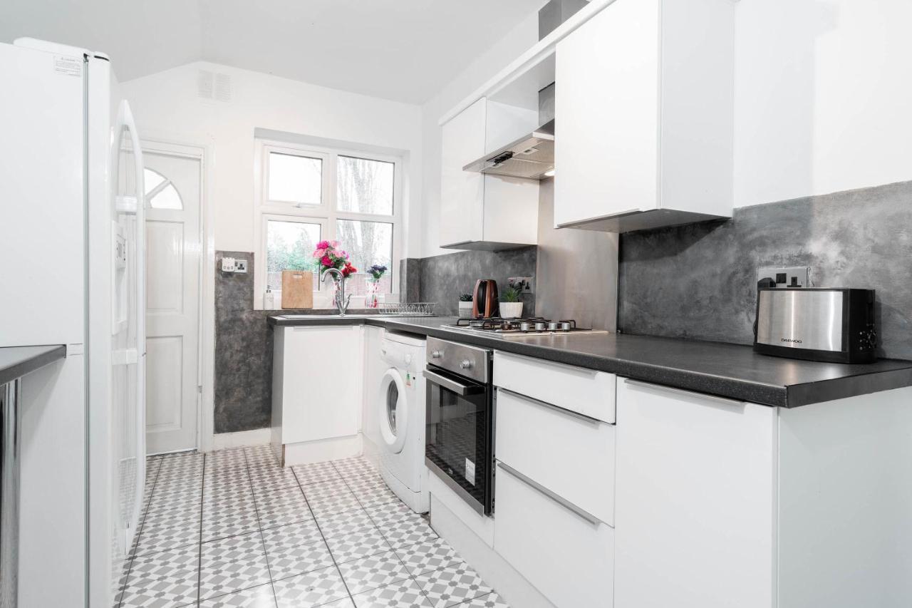 5 Bedroom House - 11 Guests - Garden - Wifi - Smart Tv - Top Rated - Large Driveway 4 Multiple Vehicles - Perfect For Contractors Birmingham Eksteriør billede